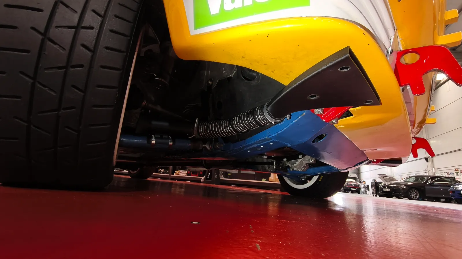 Conducto de refrigeración de frenos impreso en 3D con tubo corrugado en el Renault 11 Turbo