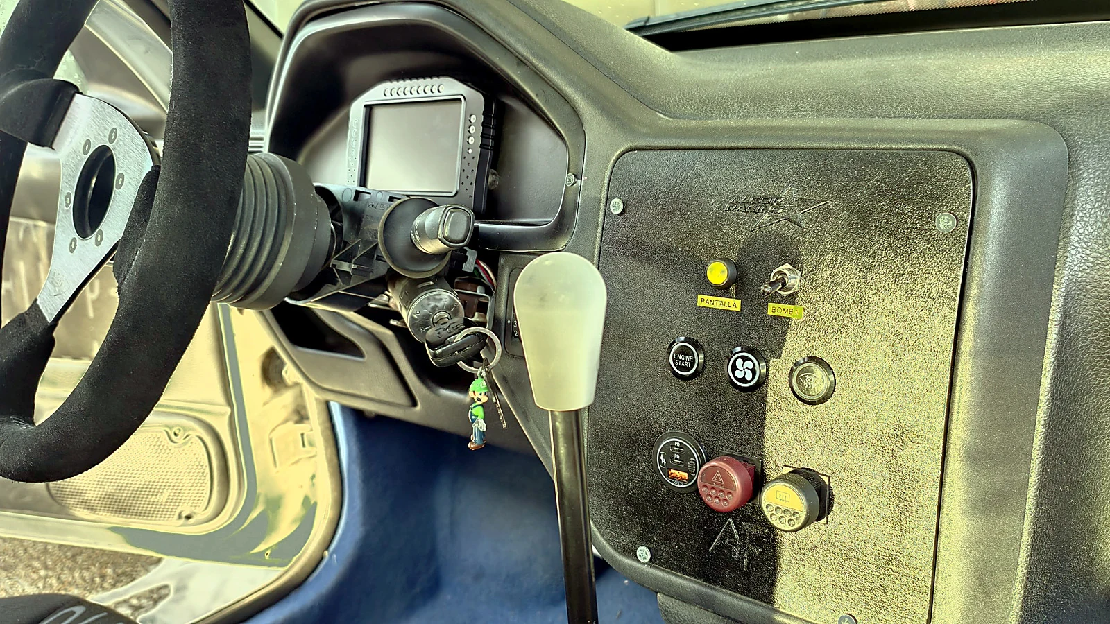 Puesto de conducción del 106 de rallye: el volante, la pantalla de datos y el panel de mandos a la derecha de la columna de dirección