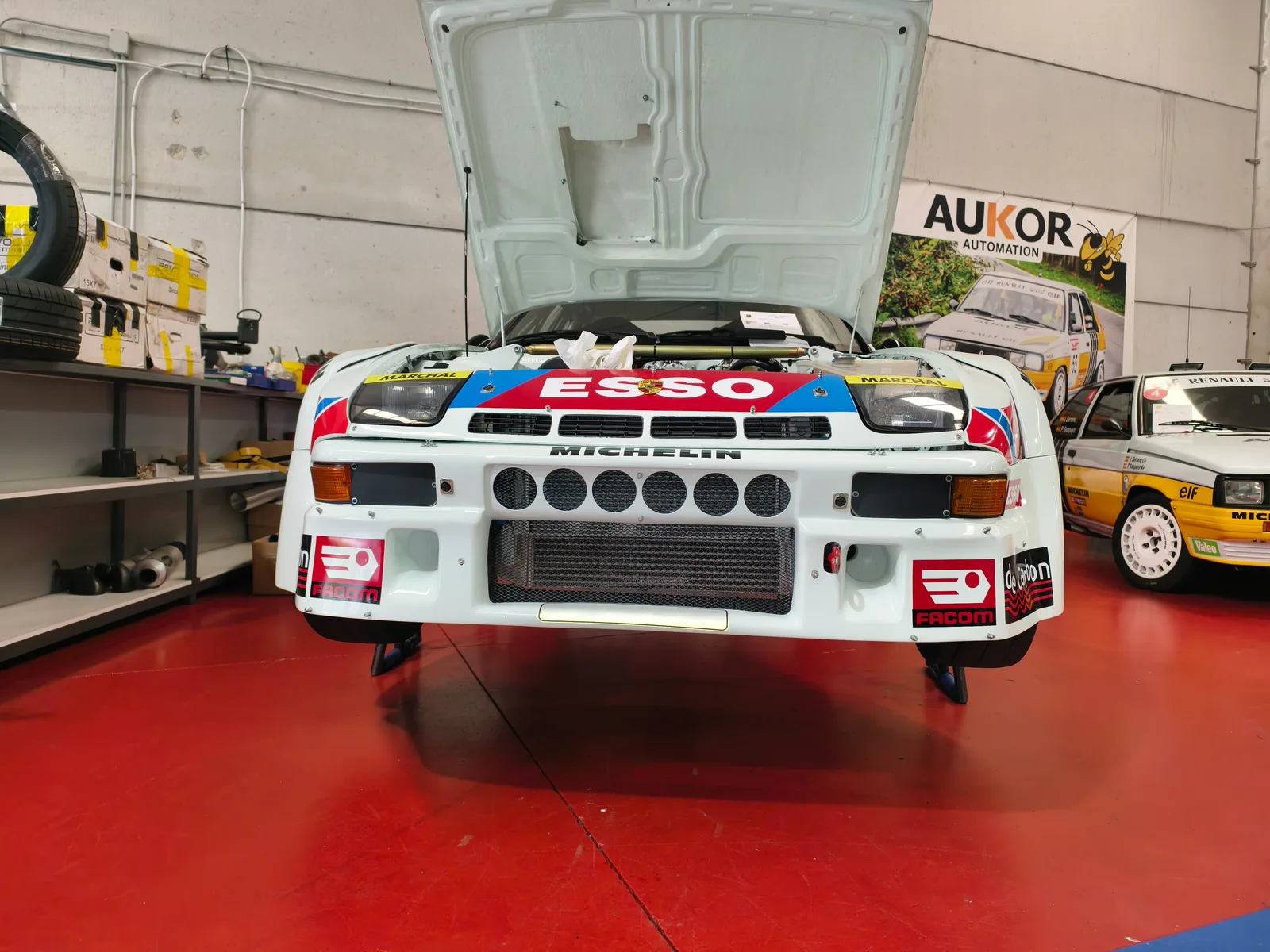 Frontal del Porsche 924 de rallye clásico con el capó abierto