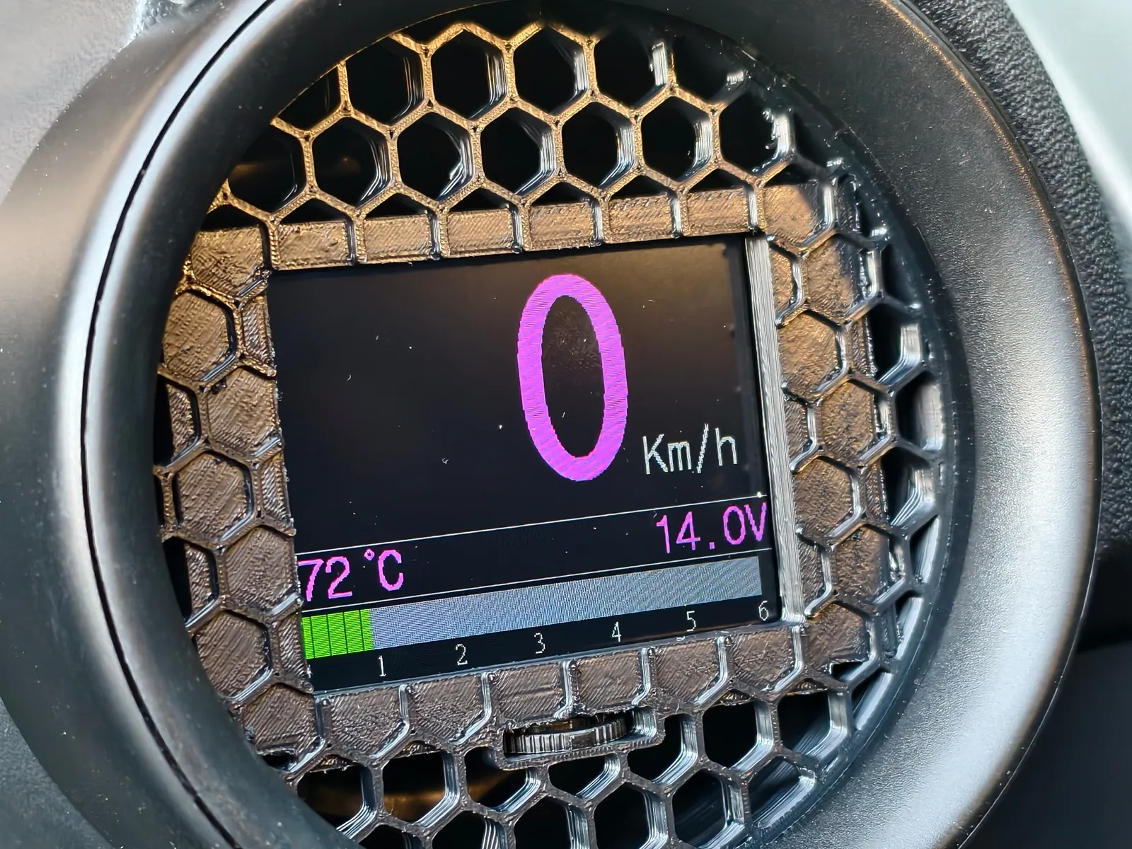 El soporte montado en el aireador redondo de un Seat Ibiza 6L, con la pantalla marcando 72 °C y 14,0 V